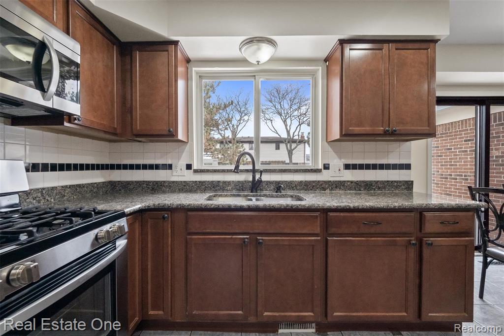 4469 Ardmore Drive, Sterling Heights, MI 48310 — Photo 9