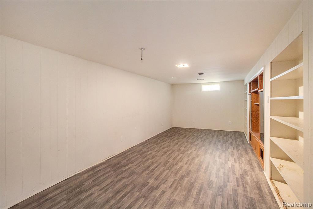 2665 LOS ANGELES Drive, Wolverine Lake, MI 48390 — Photo 18