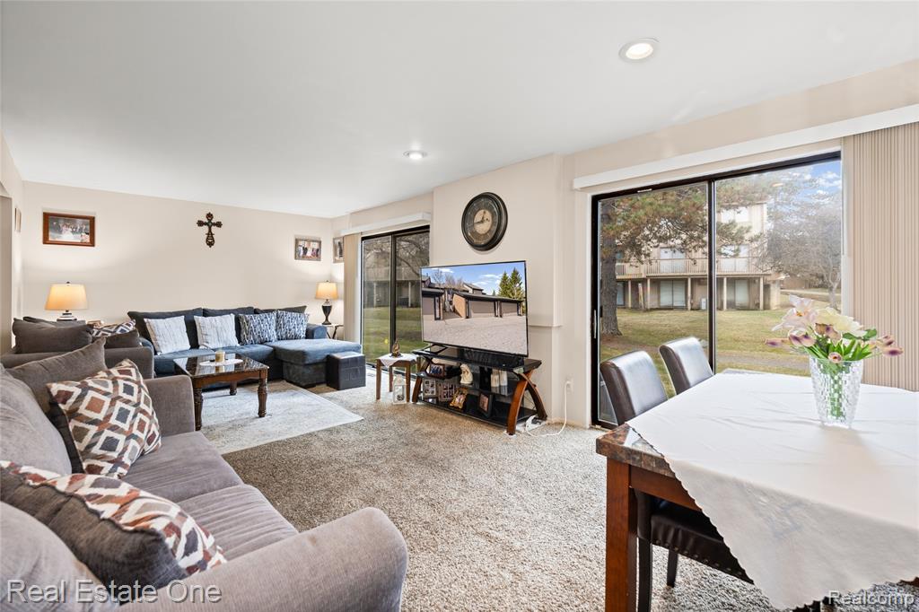 5226 Brett Court, West Bloomfield, MI — Photo 9