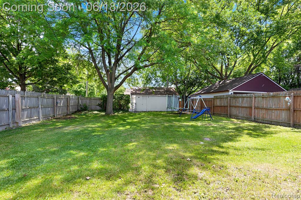 19296 Berden Street, Harper Woods, MI 48225 — Photo 15