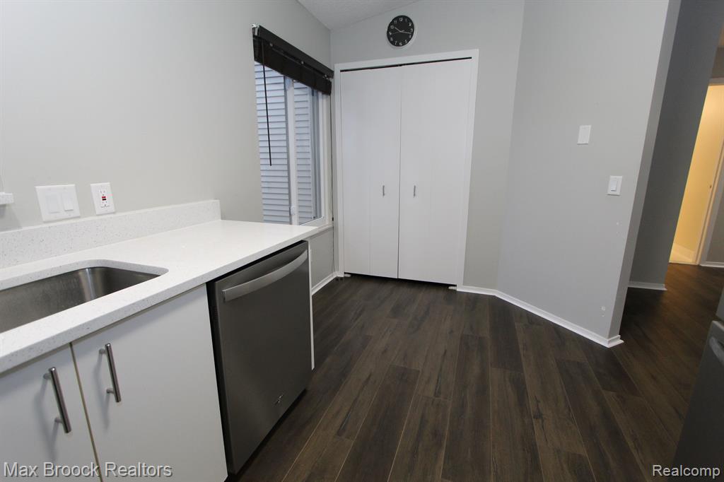 6620 RIDGEFIELD Circle, 204, West Bloomfield, MI — Photo 11