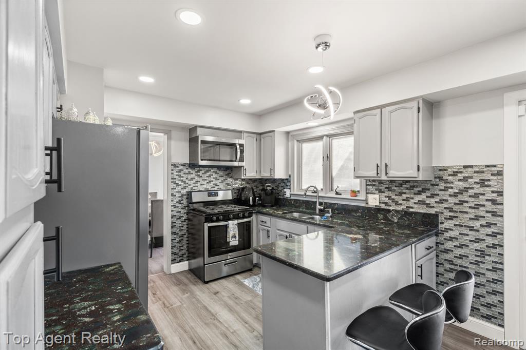 4238 GLOUCESTER Drive, Sterling Heights, MI 48310 — Photo 9
