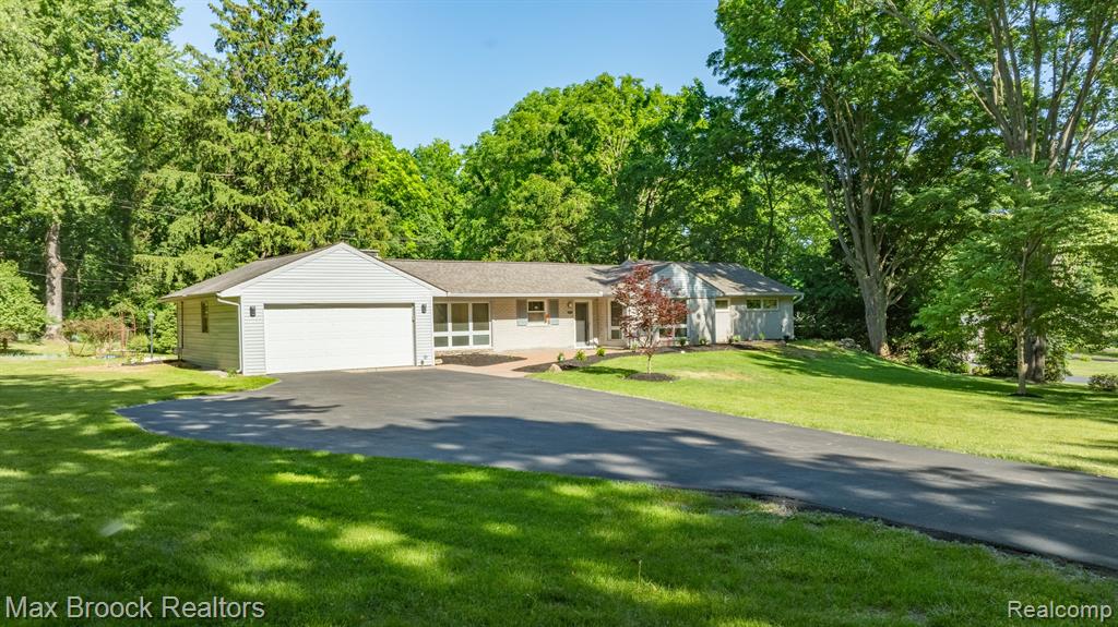 6041 EASTMOOR Road, Bloomfield Hills, MI 48301 — front exterior