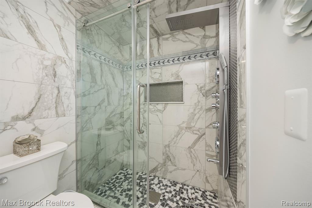 4659 LINWOOD Street, West Bloomfield, MI 48324 — Photo 57
