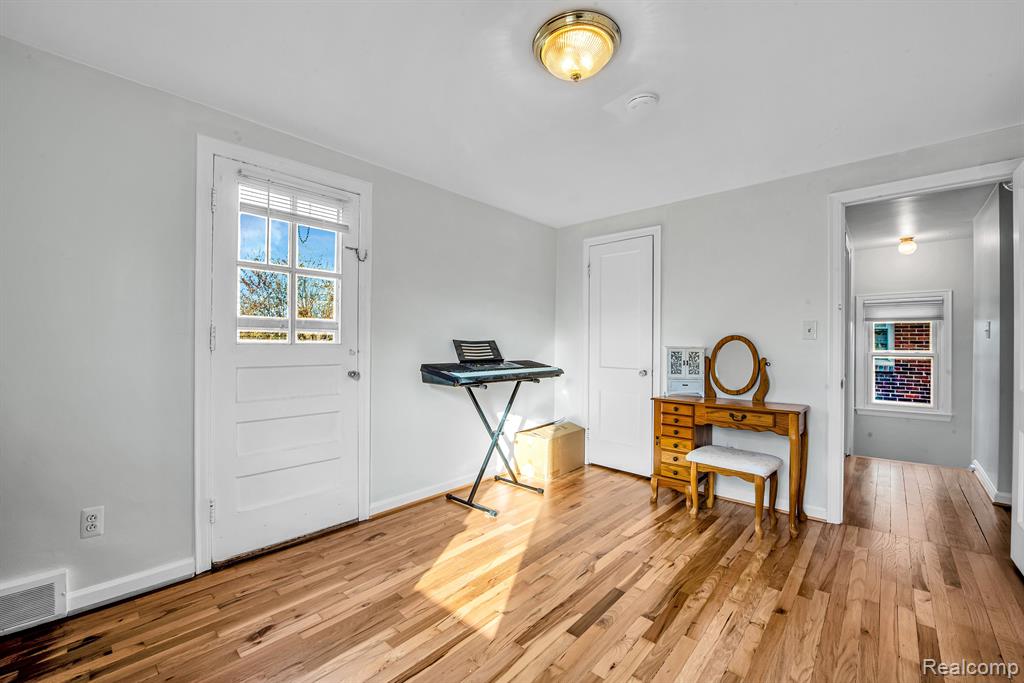 4994 HILLCREST Street, Grosse Pointe, MI 48236 — Photo 9