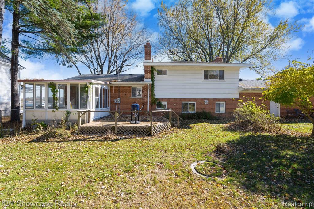 5274 Cooley Lake Road, Waterford, MI 48327 — Photo 2