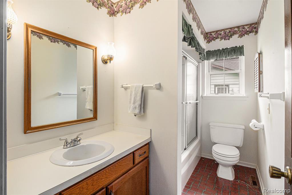 6392 McKenzie Drive, Flint, MI 48507 — Photo 22