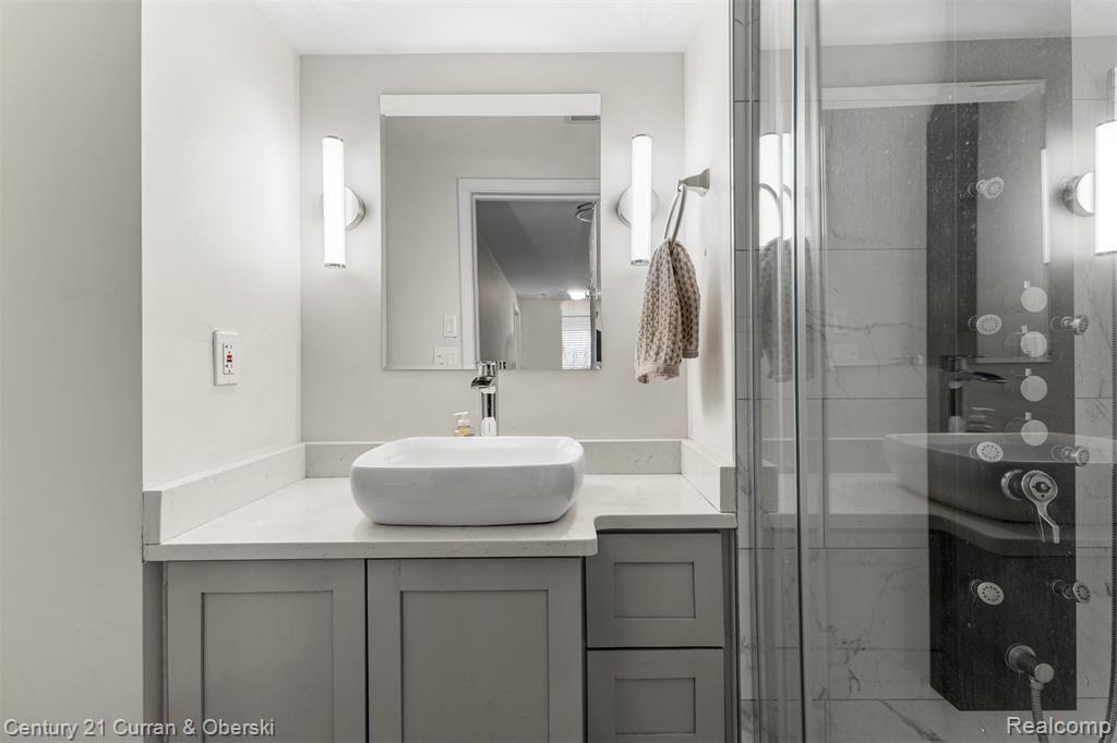 431 S SILVERY Lane, Dearborn, MI 48124 — Photo 20