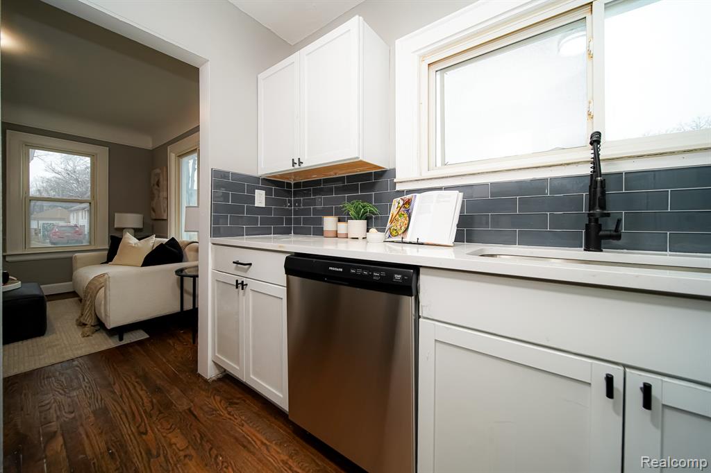 74 W BERNHARD Avenue, Hazel Park, MI 48030 — Photo 18