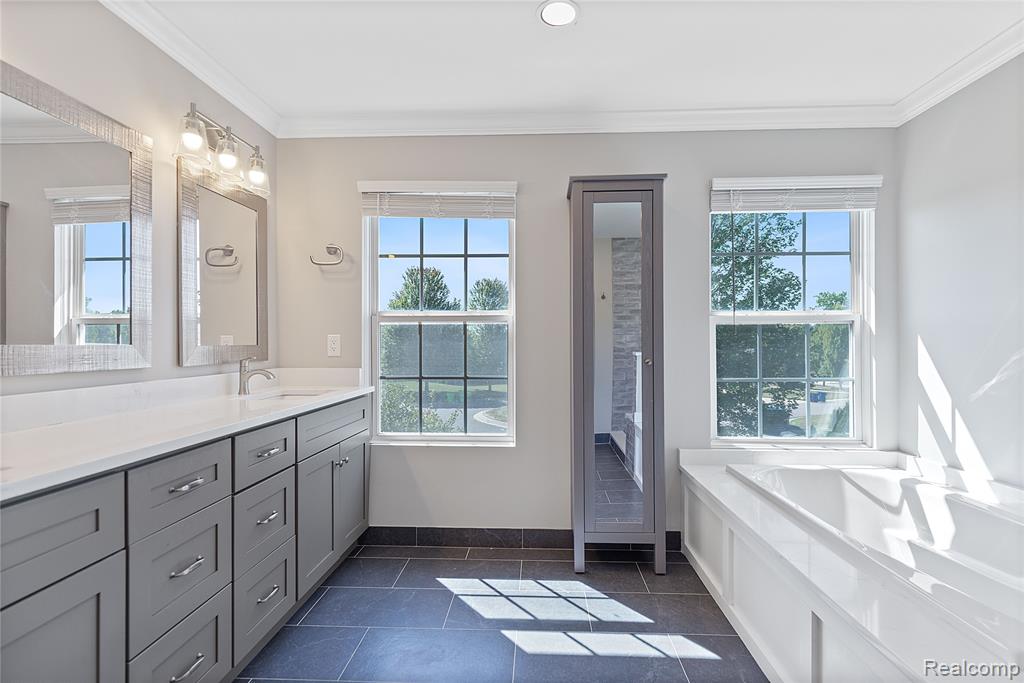 4360 Carriage Hill Court, Oakland, MI 48306 — Photo 38