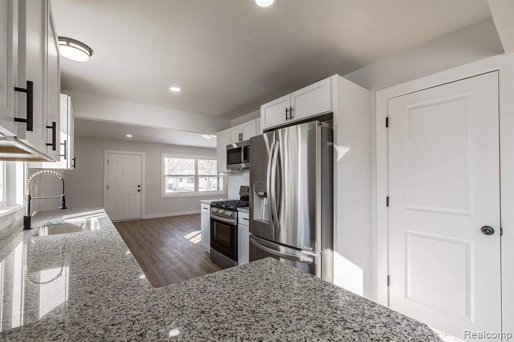 4075 Kempf Street, Waterford, MI 48329 — Photo 17