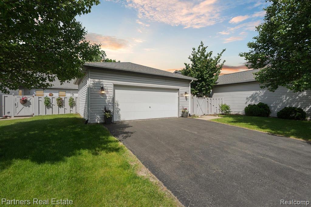 2956 W Telluride, Brighton, MI 48114 — Photo 2