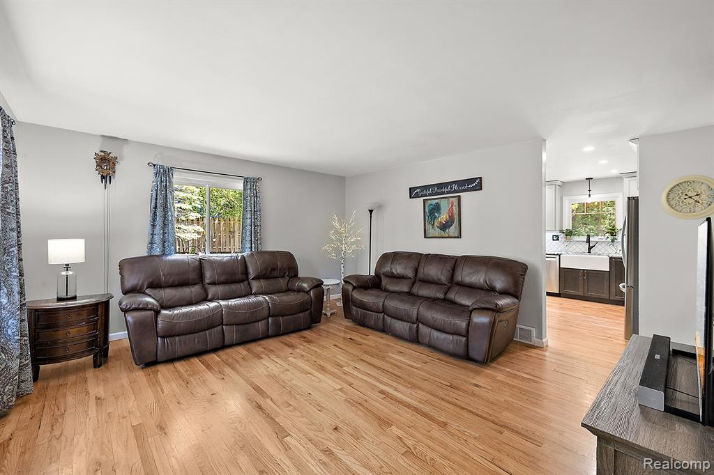 8110 W CIRCLE Drive, Clarkston, MI 48348 — Photo 9