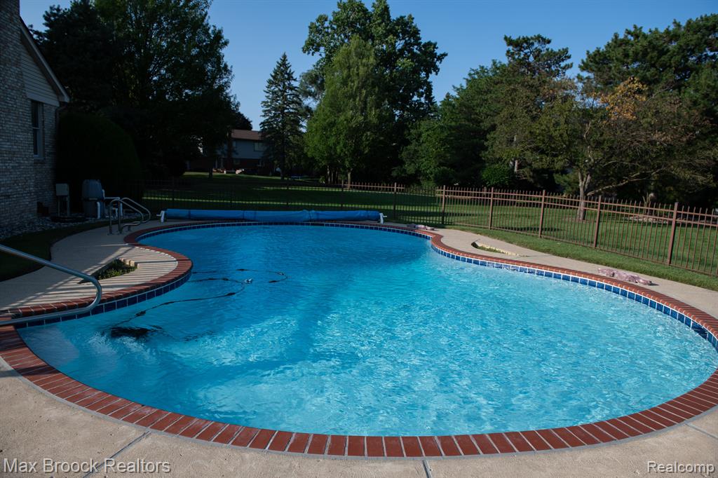 5242 CARDINAL Drive, Troy, MI 48098 — Photo 3