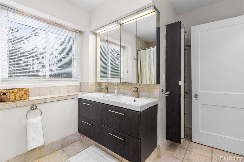 413 E 7TH Street, Royal Oak, MI 48067 — Photo 13