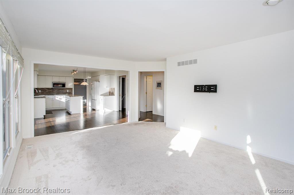 6817 Woodcrest Drive, Troy, MI 48098 — Photo 21