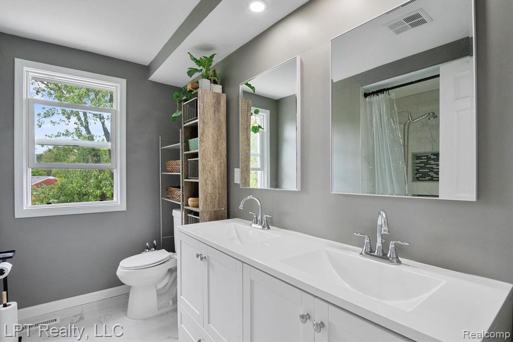 18441 ROSELAND Boulevard, Lathrup Village, MI 48076 — Photo 43