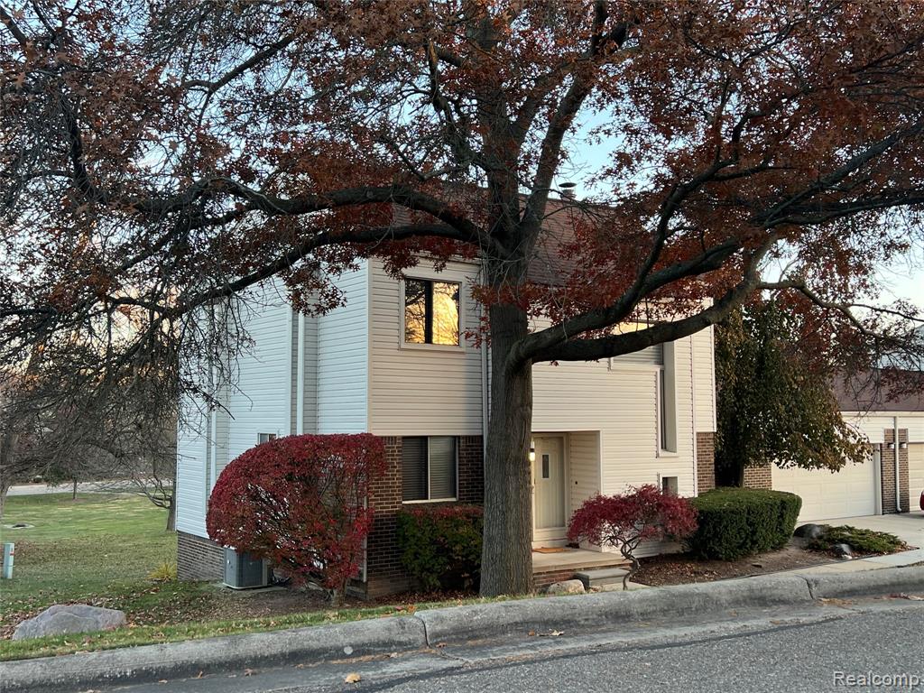 5321 Fairway Lane, West Bloomfield, MI 48323 — front exterior