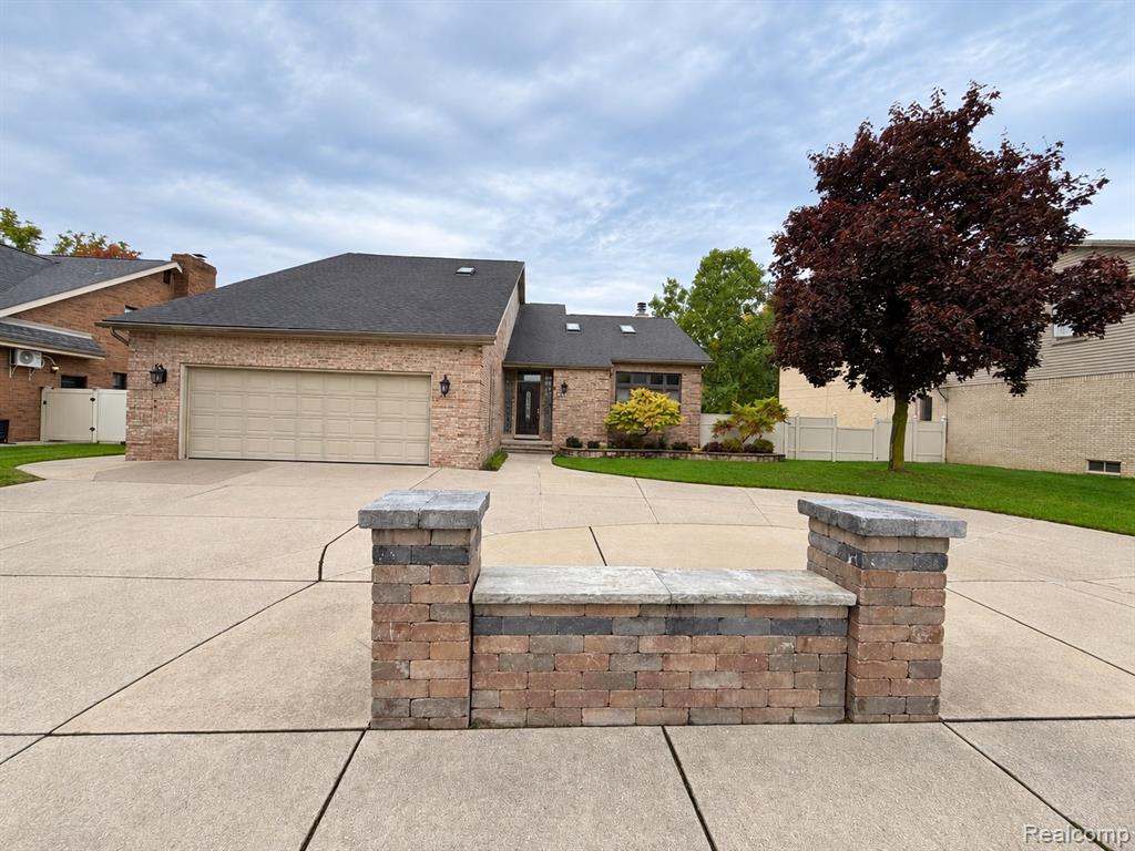 437 N Charlesworth Street, Dearborn Heights, MI 48127