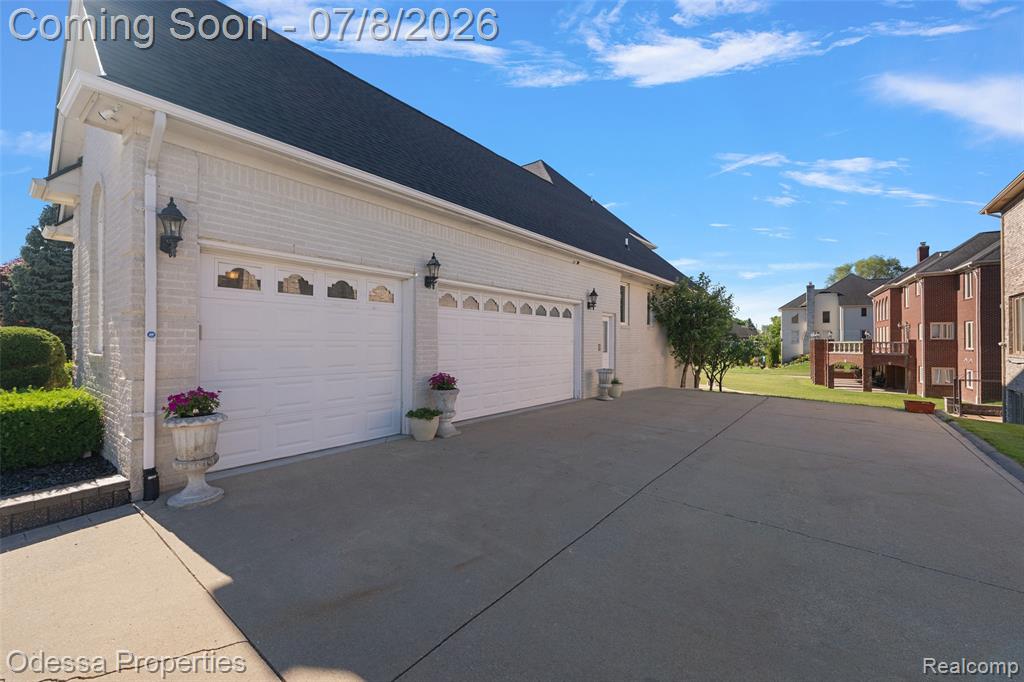12984 Azure Drive, Utica, MI 48315 — Photo 8