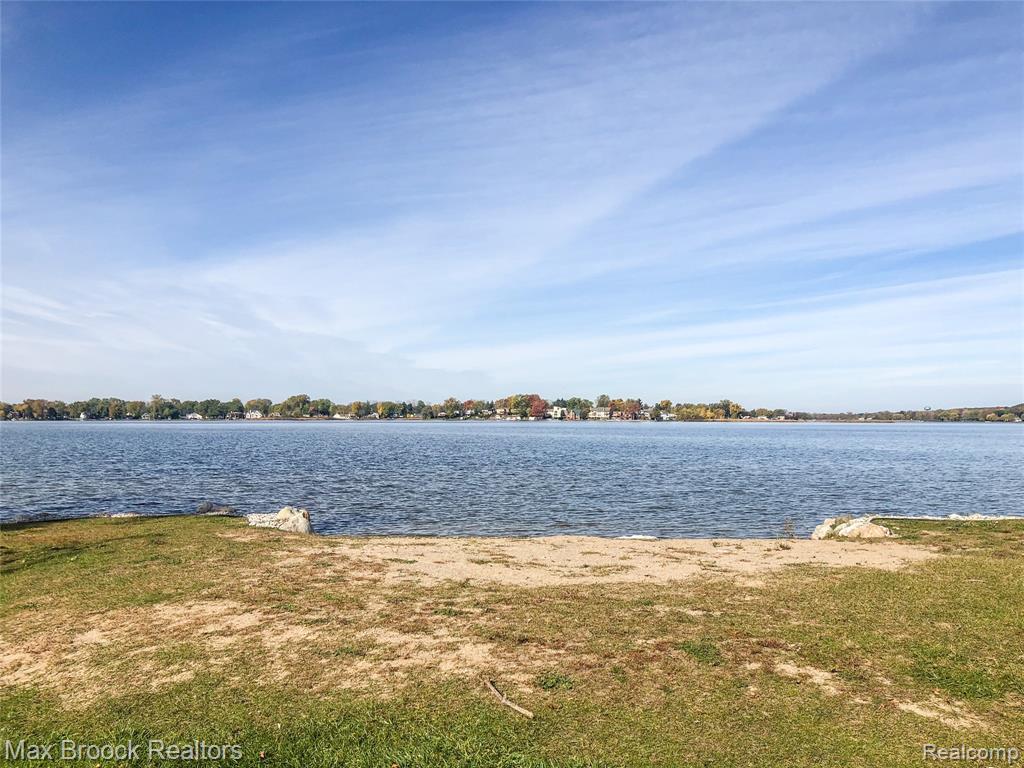 2419 Avondale Street W, Sylvan Lake, MI 48320 — Photo 31