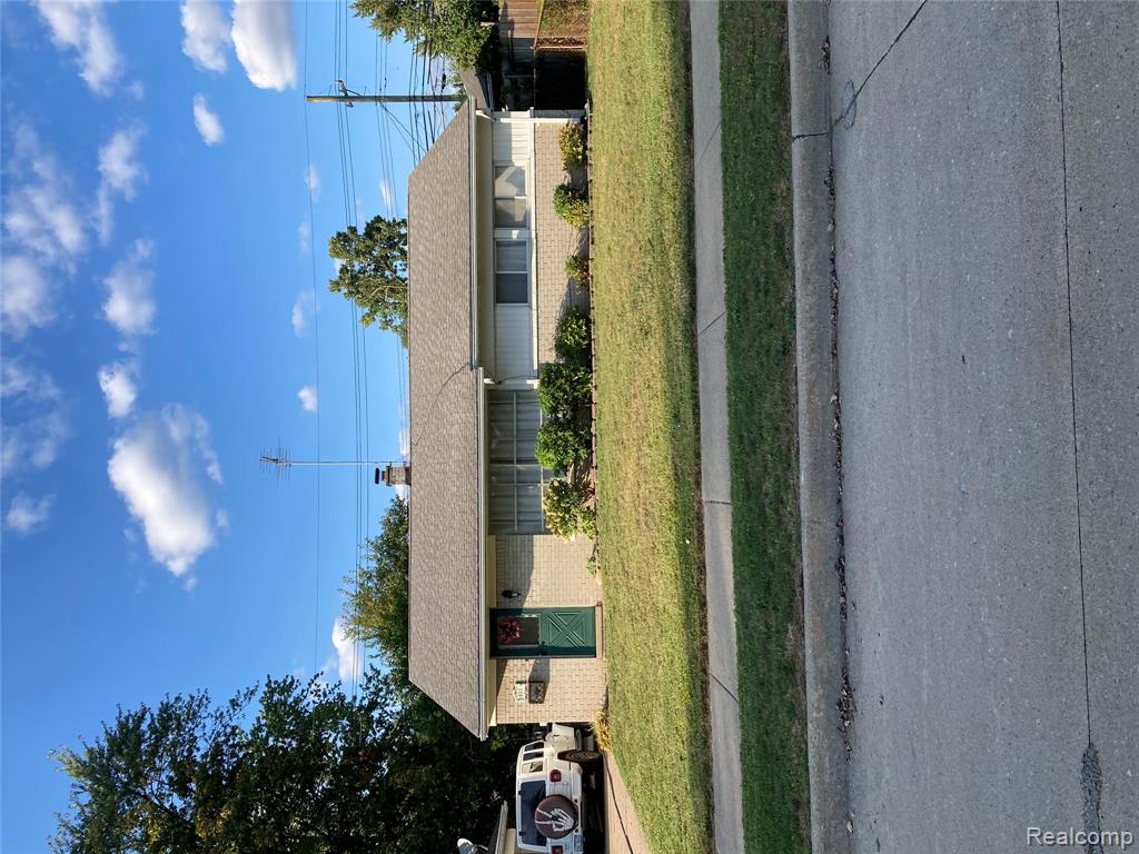 931 E Kalama Avenue, Madison Heights, MI 48071 — front exterior