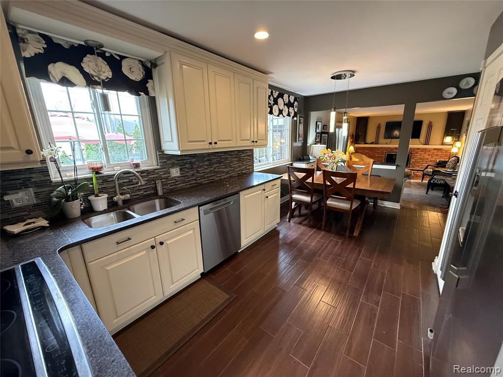 1645 Blairmoor Court, Grosse Pointe Woods, MI 48236 — Photo 5