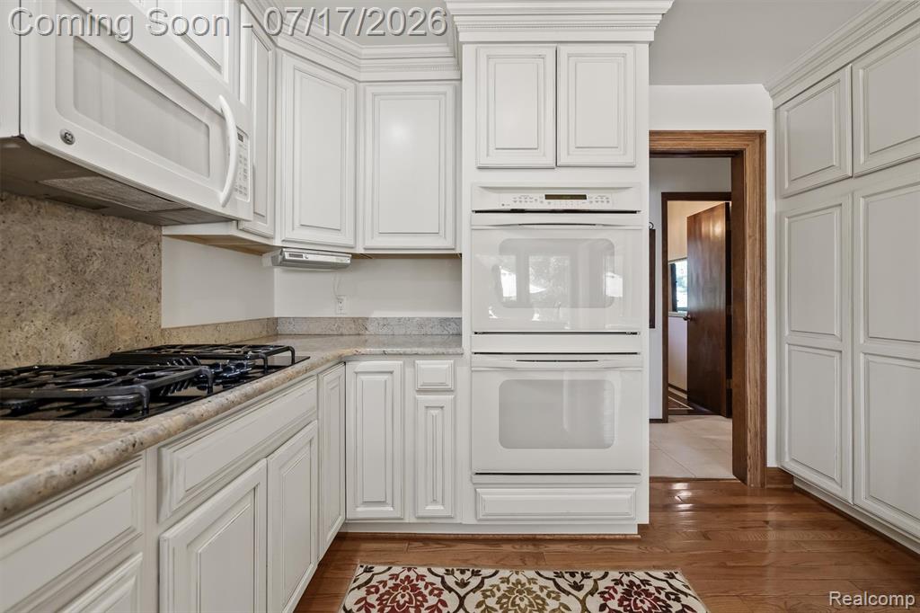 5863 Seville Circle, Orchard Lake Village, MI 48324 — Photo 21