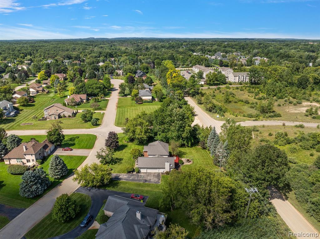 10161 LONGFORD Drive, South Lyon, MI 48178 — Photo 83