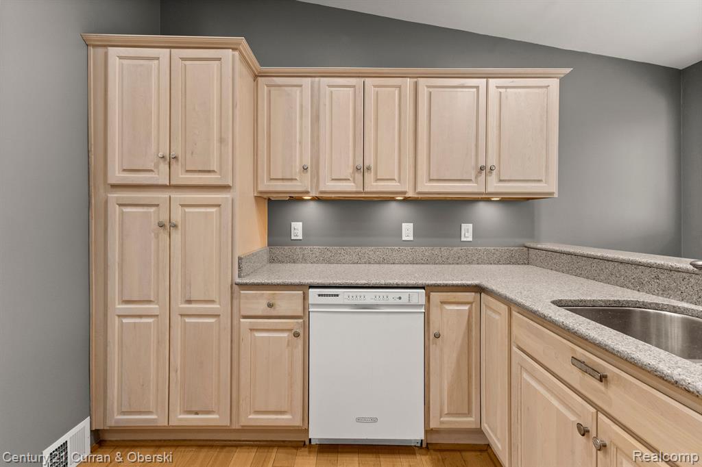 7484 N CHARLESWORTH Street, Dearborn Heights, MI 48127 — Photo 14