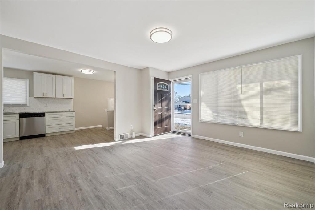 941 E LINCOLN Avenue, Madison Heights, MI 48071 — Photo 5
