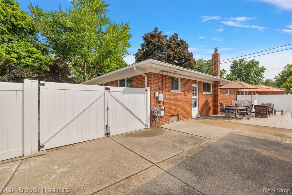 9060 HEADLEY Drive, Sterling Heights, MI 48314 — Photo 51