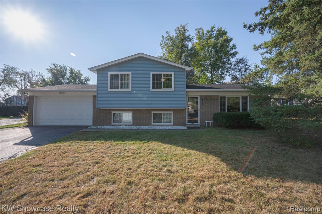 8621 OAKSIDE Avenue, Commerce Twp, MI 48382 — front exterior