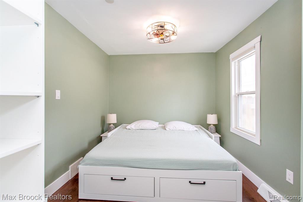918 ALBERTA Street, Ferndale, MI 48220 — Photo 17