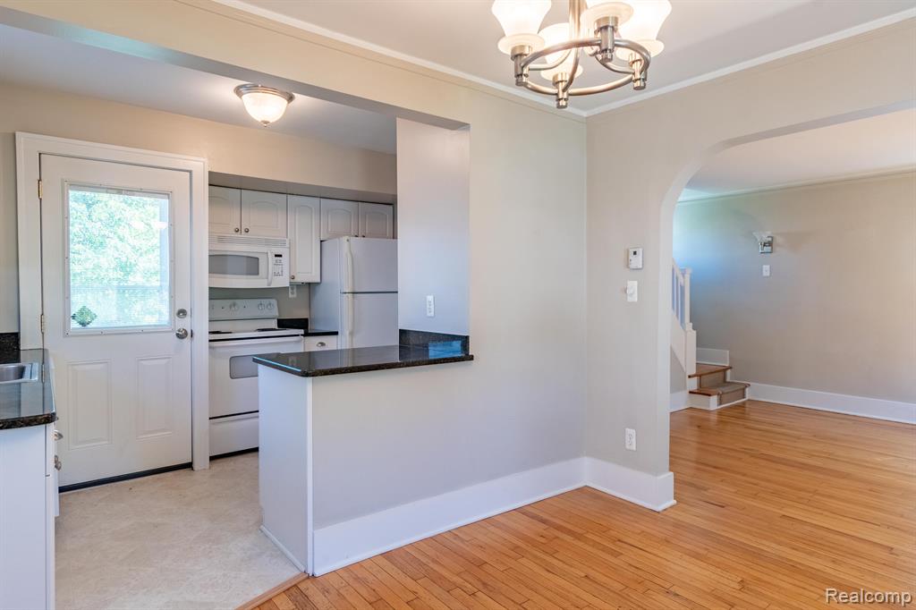 934 N CENTER Street, Royal Oak, MI 48067 — Photo 4