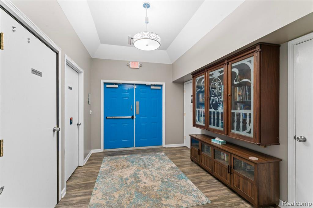 550 S Saginaw Street, Lapeer, MI 48446 — Photo 2