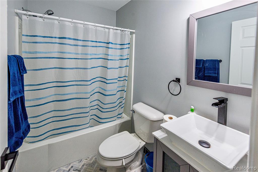 3982 Ontario Drive, Auburn Hills, MI 48326 — Photo 16