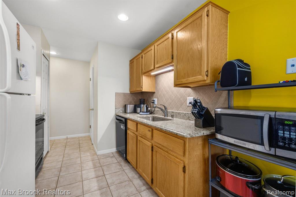 31162 Country Way, Farmington Hills, MI 48331 — Photo 8