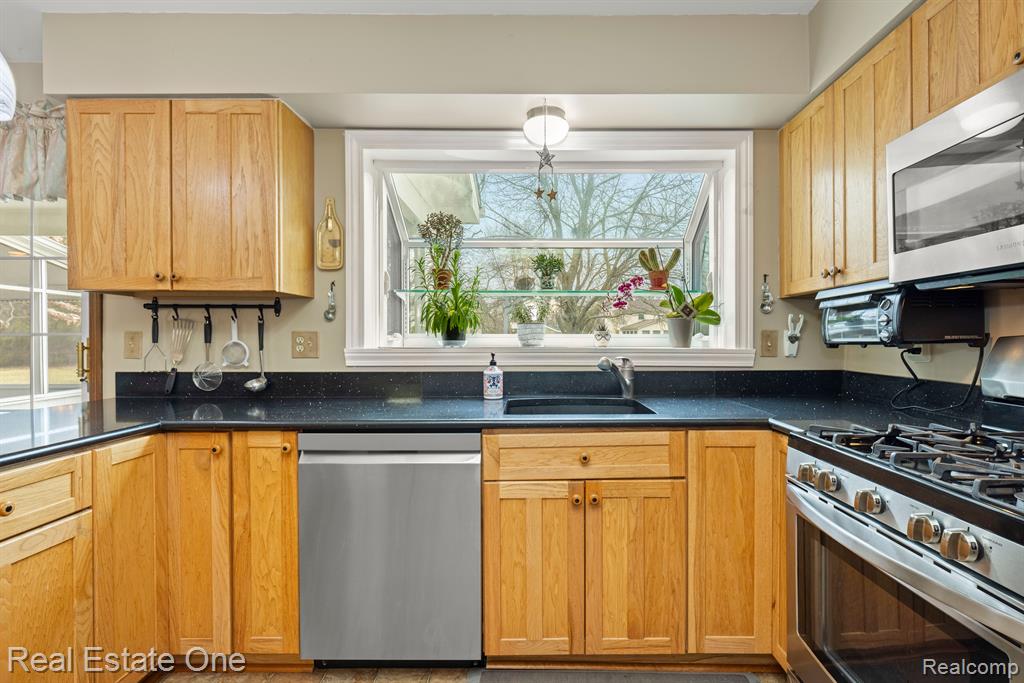45831 SHEFFIELD Drive, Novi, MI — Photo 16