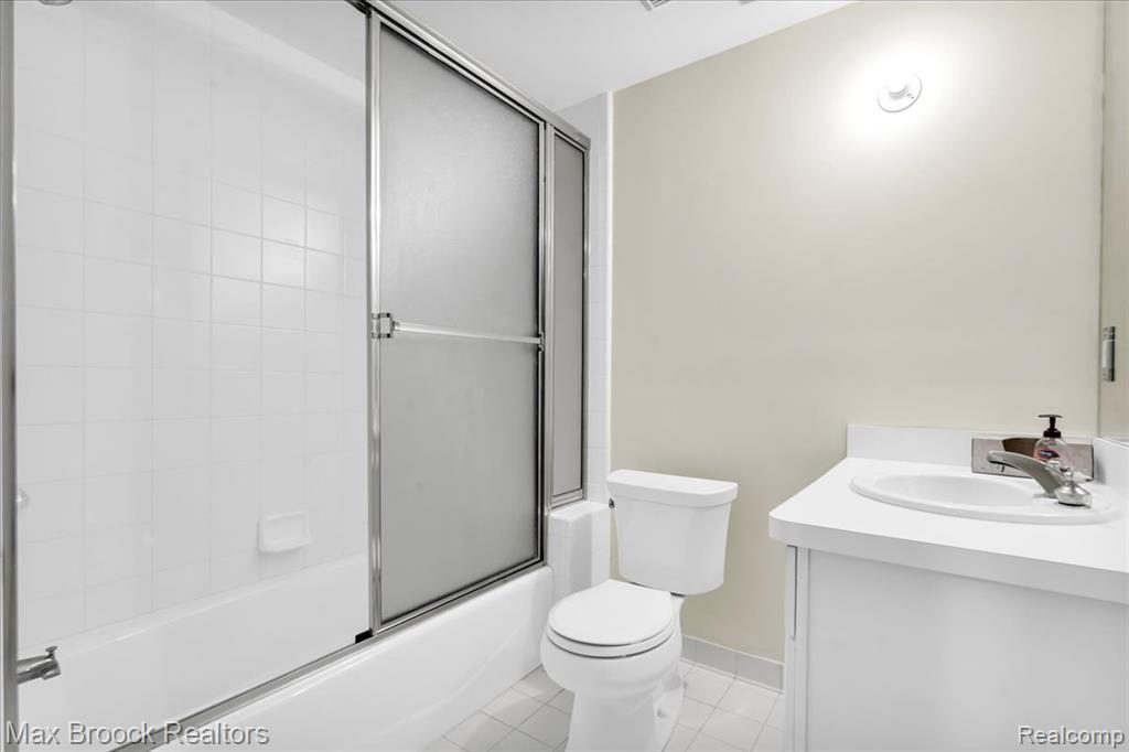 7330 Crackling Creek Circle, 4, West Bloomfield, MI — Photo 31