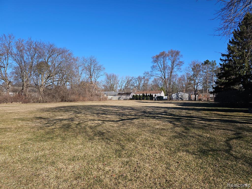 5995 Olympic Parkway, Waterford, MI 48329 — front exterior