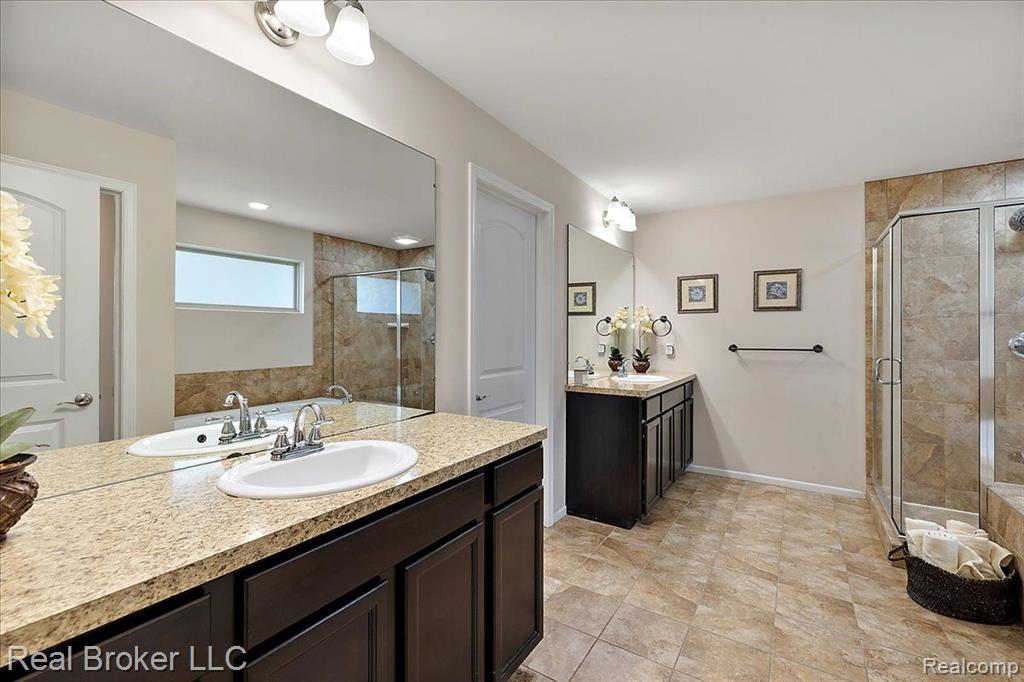 5633 GOLF POINTE Drive, Clarkston, MI 48348 — Photo 52