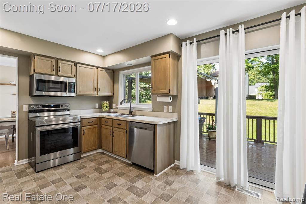 763 Whitney Drive, Rochester Hills, MI 48307 — Photo 11