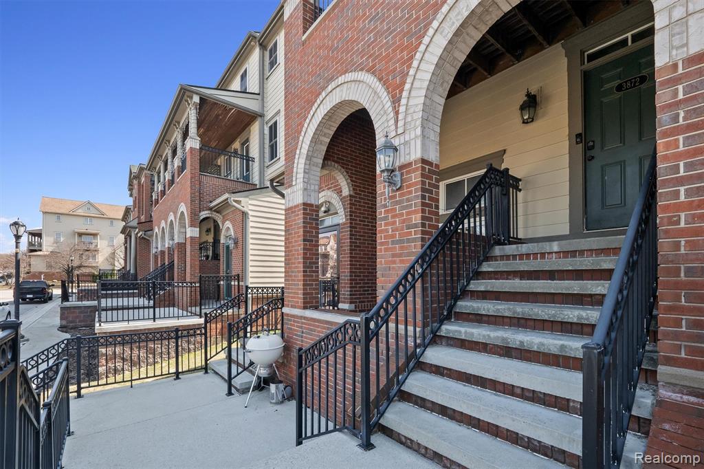 3872 Forester Boulevard, Auburn Hills, MI 48326 — Photo 2