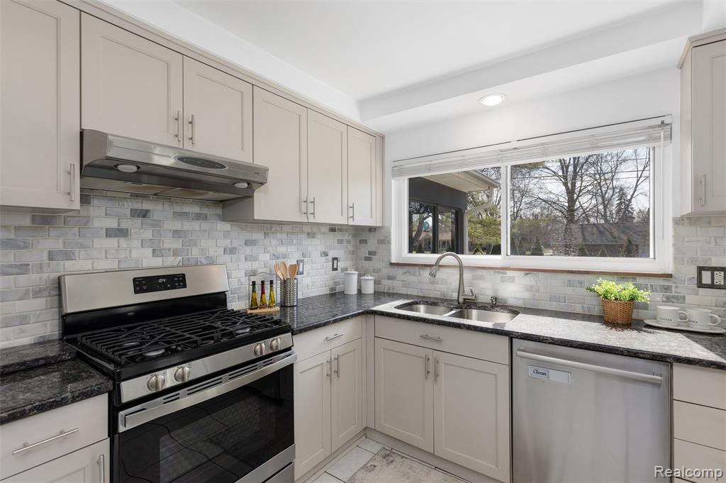 16115 Reedmere Avenue, Franklin, MI 48025 — Photo 9