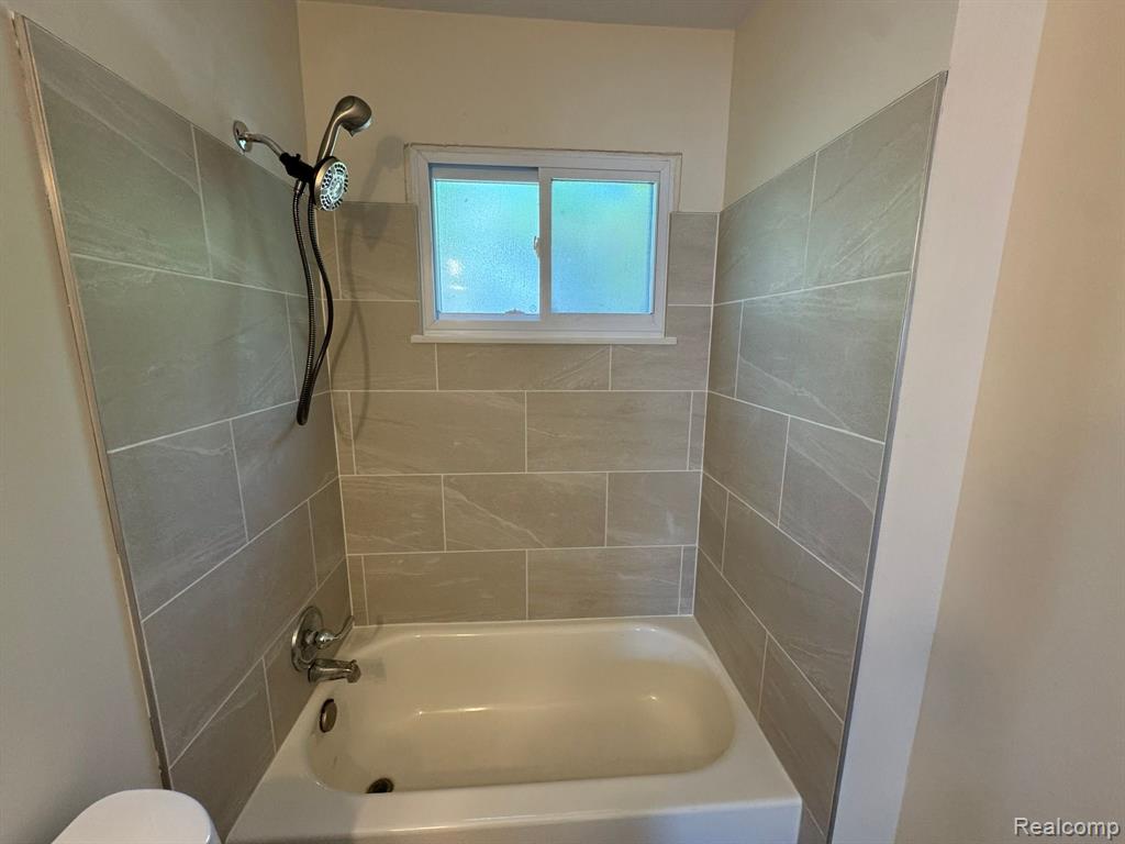 8684 PAIGE Avenue, Warren, MI 48089 — Photo 9