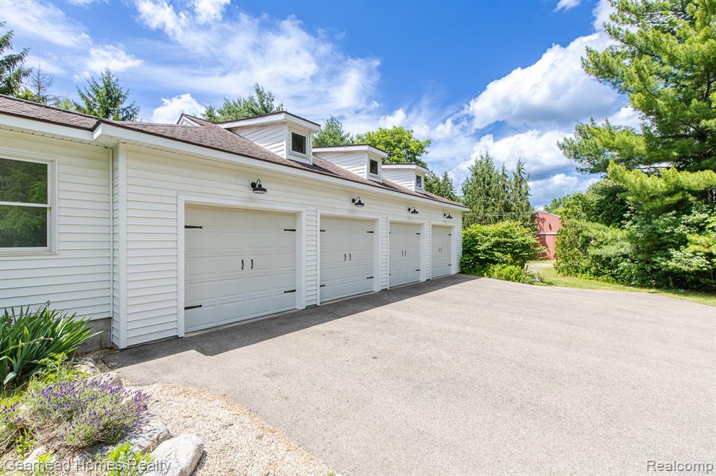6296 Elizabeth Lake Road, Waterford, MI 48327 — Photo 6