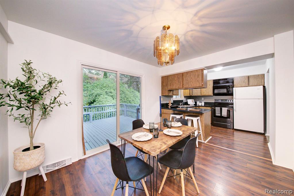5221 VAN WINKLE Street, Brighton, MI 48116 — Photo 8