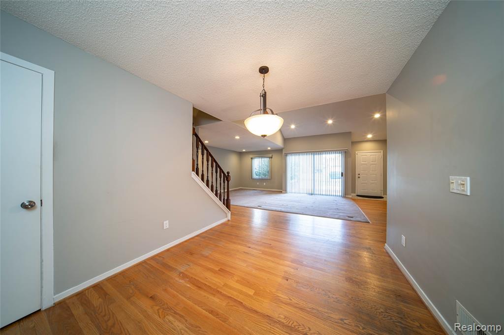 7080 Elmhurst, West Bloomfield, MI — Photo 8