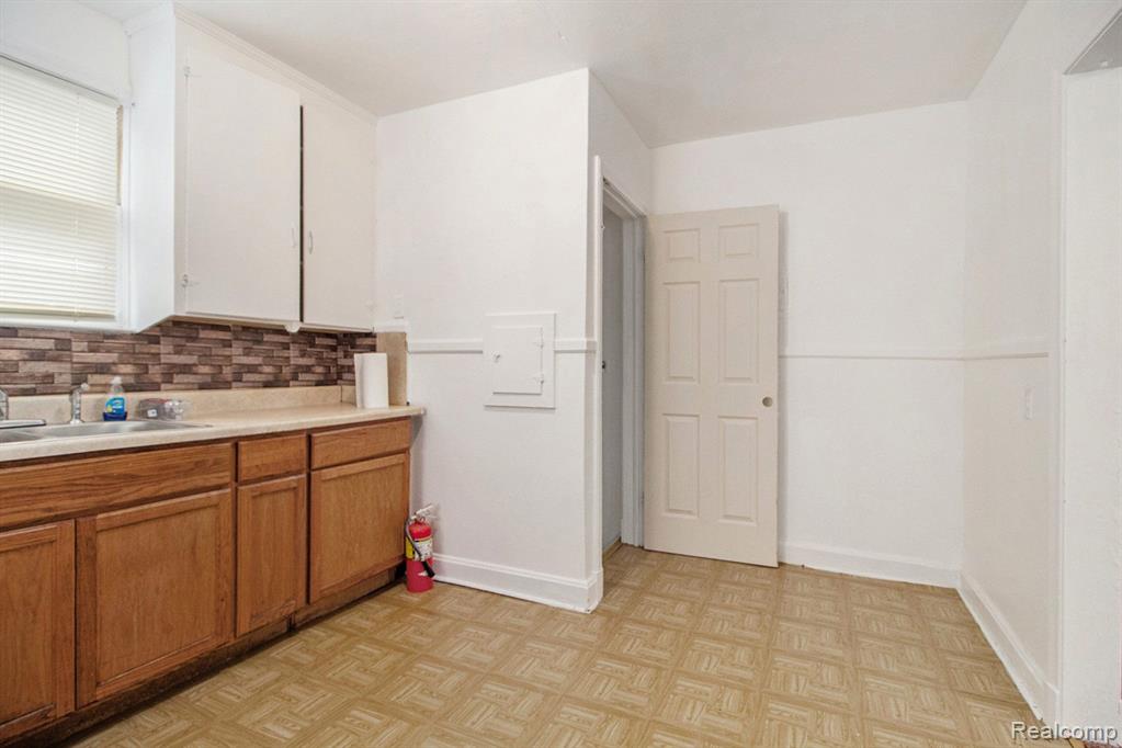 8100 ROBSON Street, Detroit, MI 48228 — Photo 6